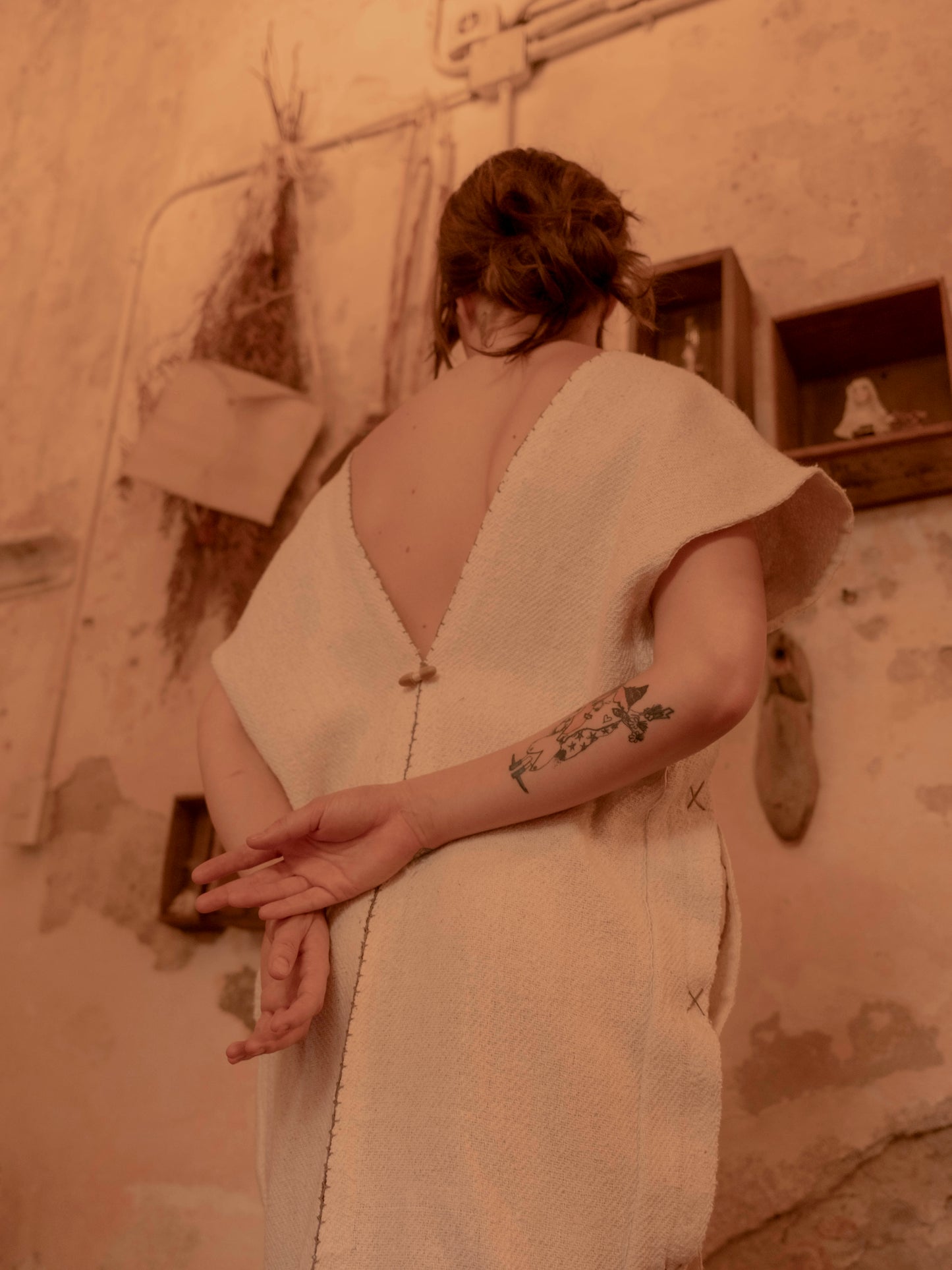 Huipil de jerga con cruces y detalle de botón charro